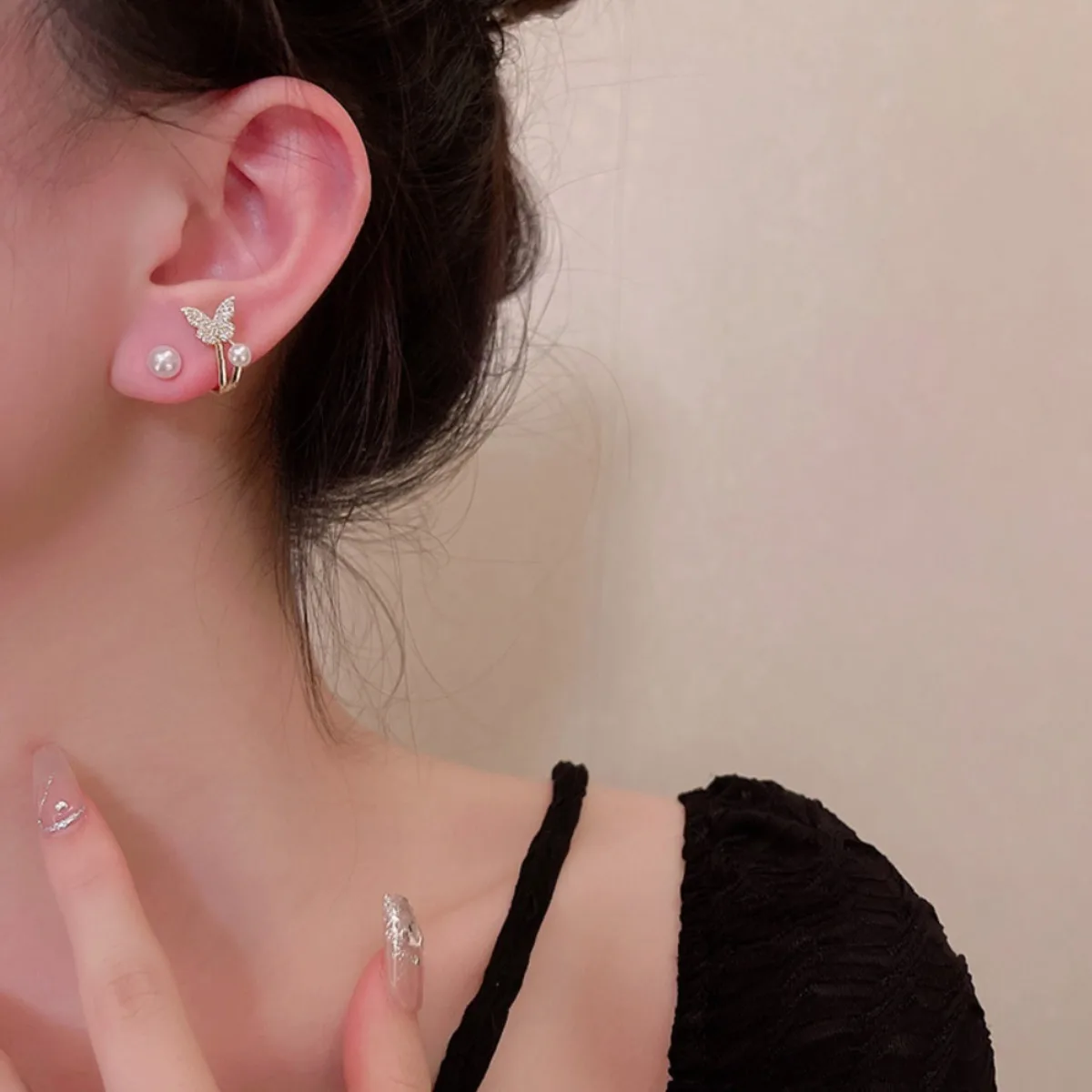 2pcs Butterfly Imitation Pearl Glass Element Ears Small After Hanging Temperament stud Earrings Women Light Luxury High Sense