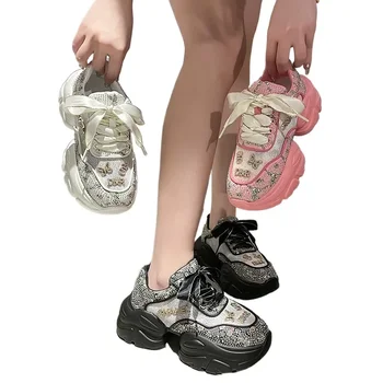 รองเท้าคุณพ่อประดับพลอยเทียมหรูหราแบรนด์ดีไซเนอร์รองเท้ากีฬาของผู้หญิงพื้นรองเท้าหนาระบายอากาศได้ดีรองเท้าตาข่ายอเนกประสงค์ลำลองแบบผูกเชือก