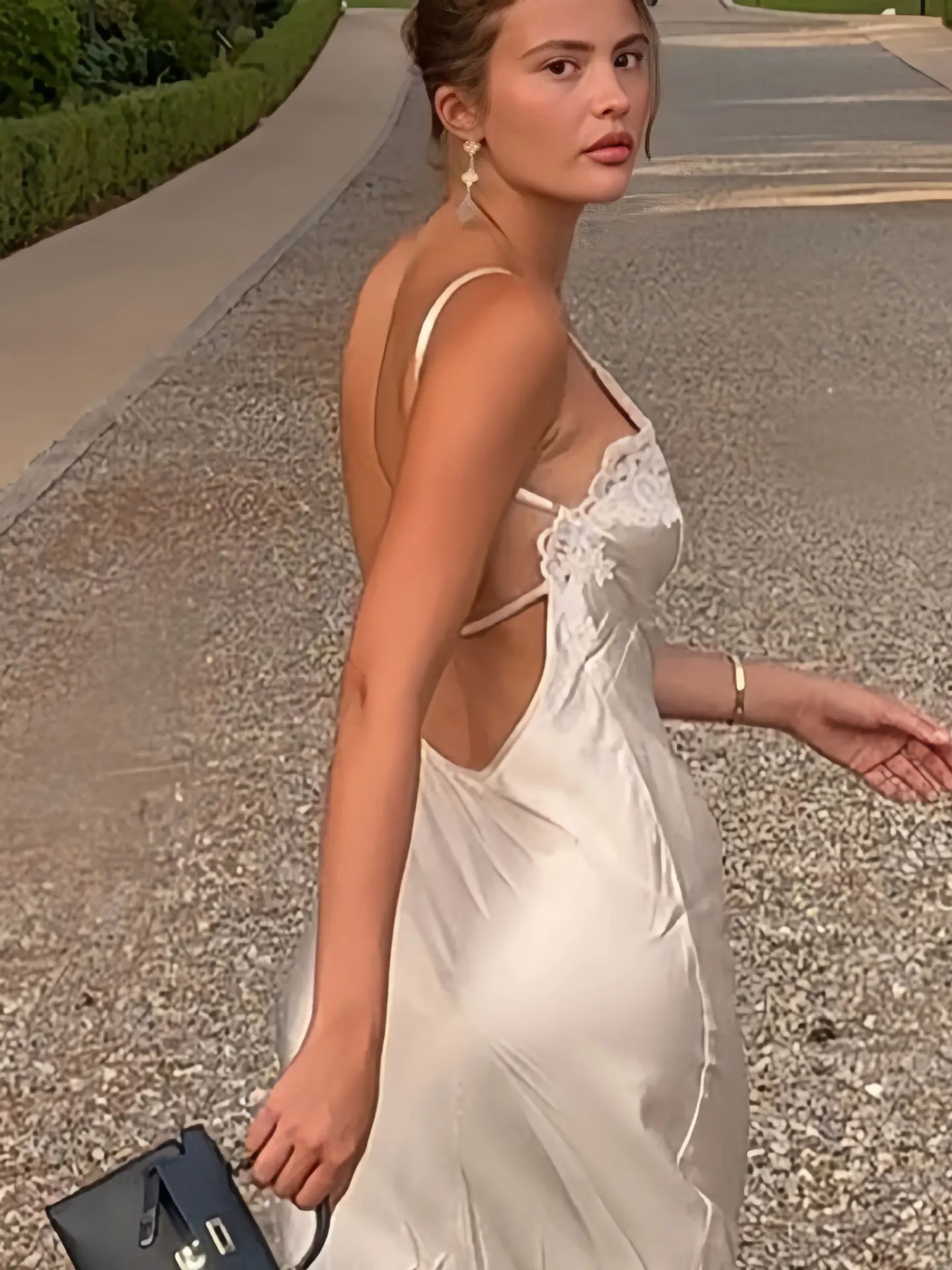 Elegante Abito Lungo in Raso con Scollo a V, Bianco con Inserti in Pizzo, Schiena Scoperta, Senza Maniche, Vestito Aderente da Sera per Donne