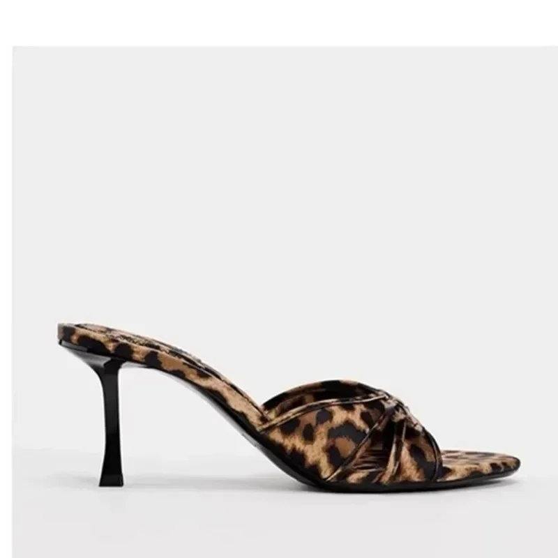 Sandal wanita musim panas 2024 sandal selempang Mules gambar macan tutul sandal wanita sandal kasual hak tinggi Stiletto motif macan tutul