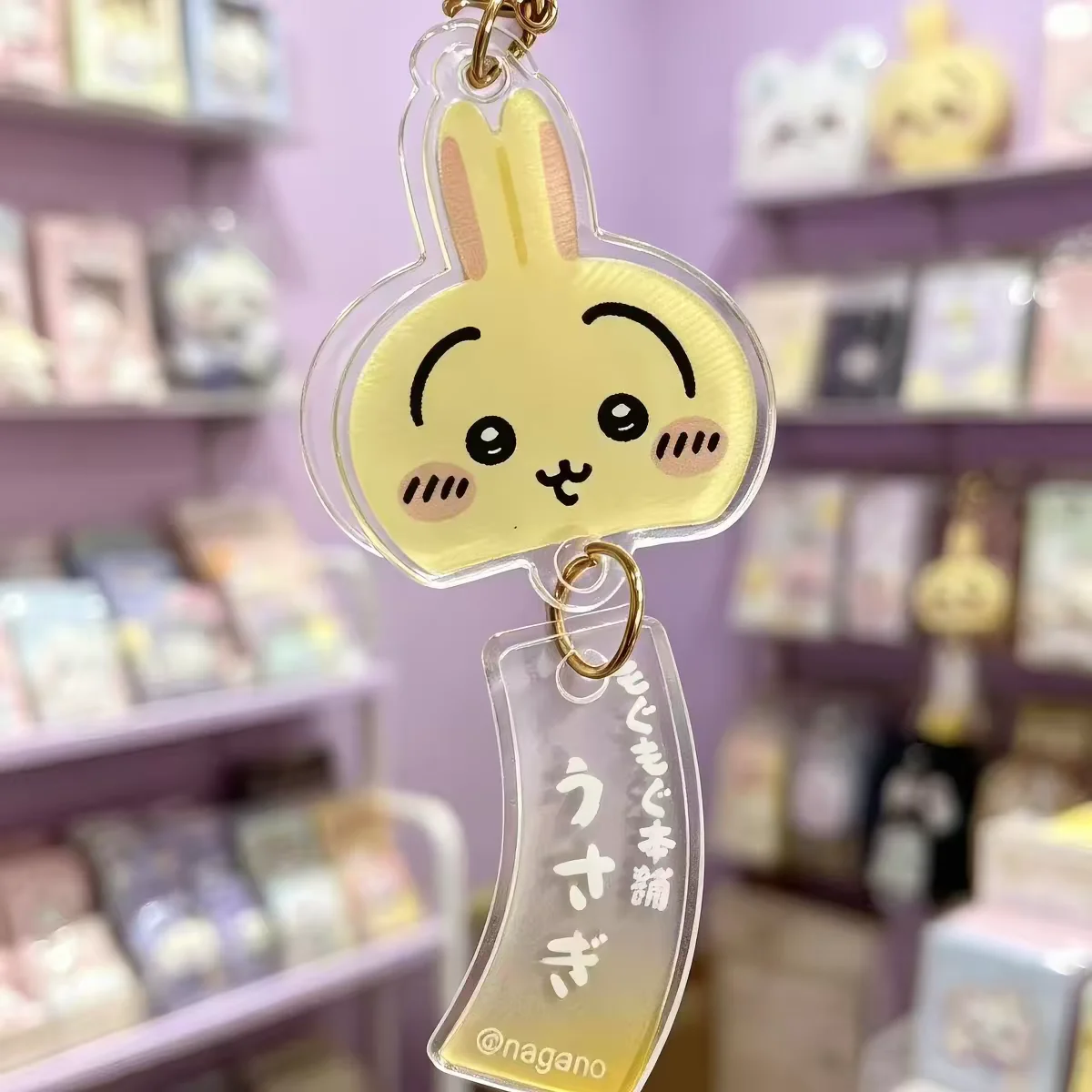 Phone Accessories Ideas - ちいかわのアクリル製ウィンドチャイムペンダント、携帯電話チェーン、キーホルダー、小ばの空飛ぶリス、かわいいスクールバッグペンダント、クリスマスギフト、ファン向けアイデア。