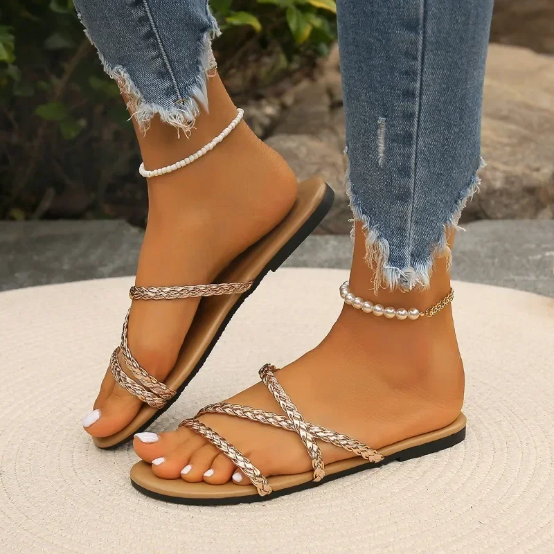 

Женские шлепанцы цвета шампанского, плоская подошва, с металлической цепочкой, резиновые, лето 2024