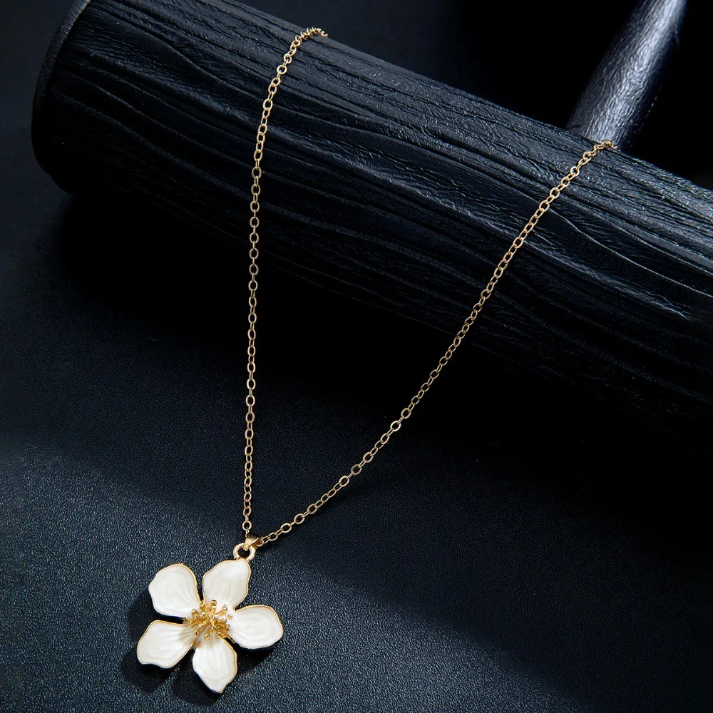 Sweet Retro Gold Color White Stereo Enamel Five-petal Flower Pendant Necklace for Women Personality Collar Chain Jewelry Gifts