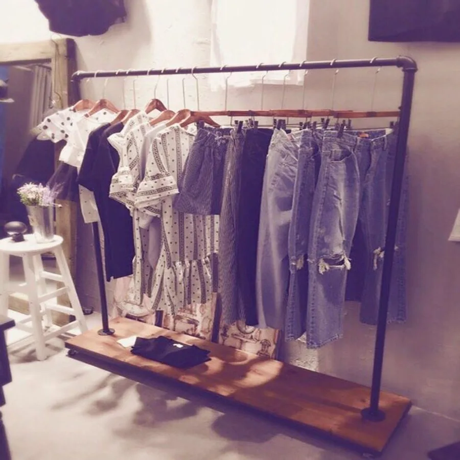 رف الملابس الصناعية للأنابيب مع عجلات لحلول تخزين الطراز العتيق في الاستوديو المنزلي أو المساحات البوتيكية Du