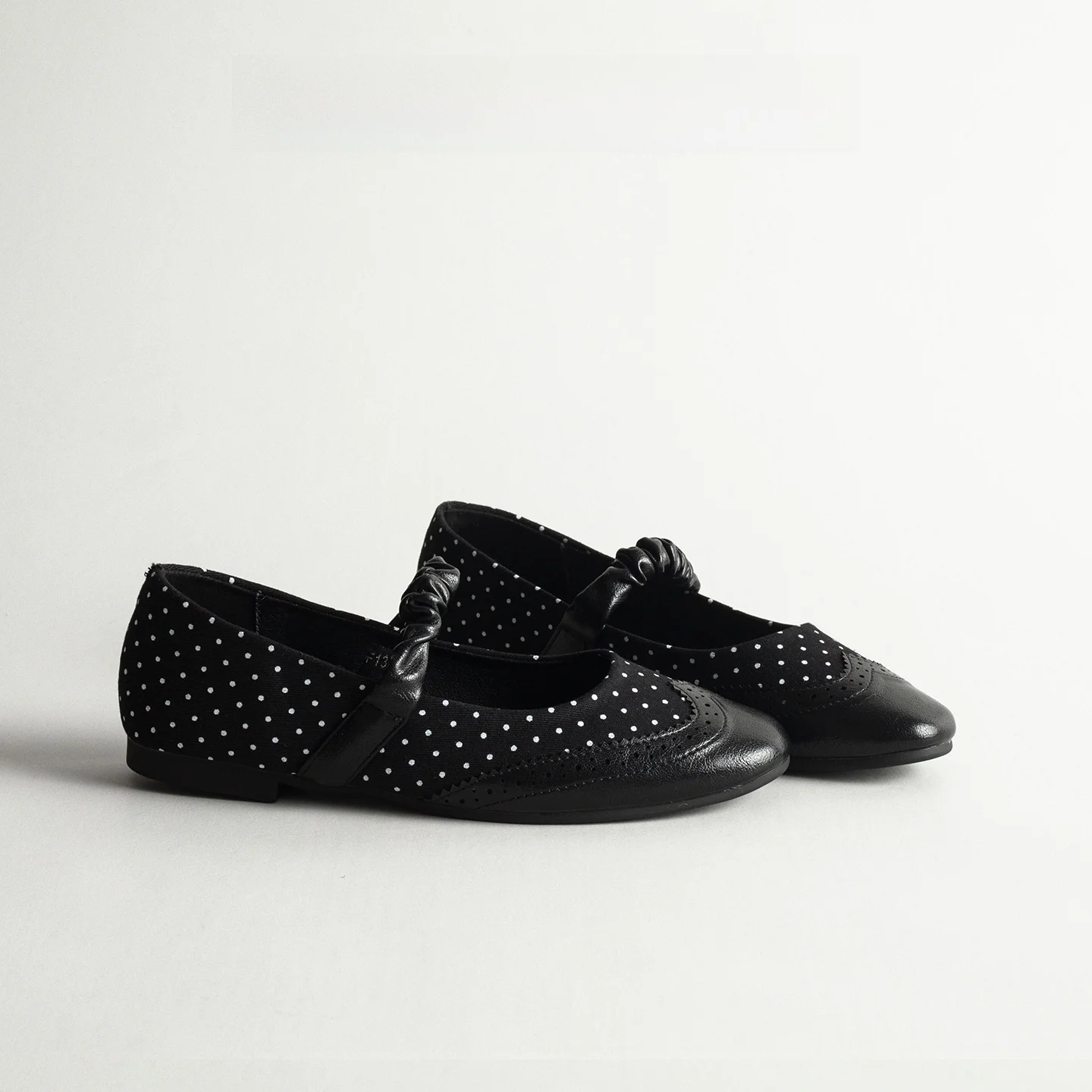 retro-embossed-round-head-mary-jane-shoes-women-flat-mouth-single-shoes-versatile-genuine-leather-elastic-ballet-shoes