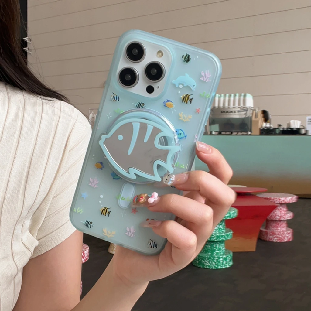 

Мультяшный креативный подводный мир, маленькая рыбка, зеркало для лица с держателем, магнитный чехол для телефона для iPhone 16, 15, 14, 13 Pro Max