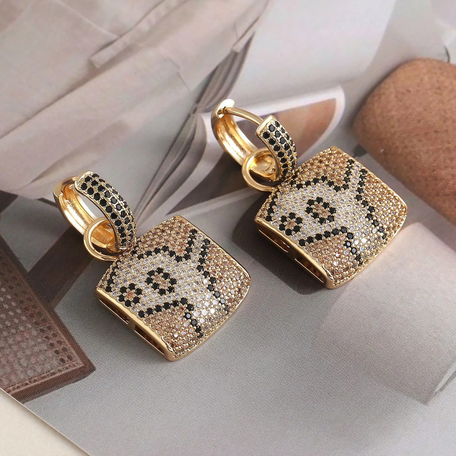 

2025 New Luxury Multicolor Cubic Zirconia Leopard Snake Shape Huggie Hoop Earrings for Women Party Jewelry