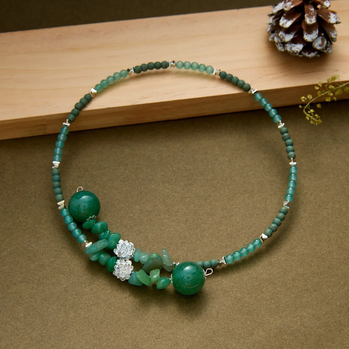 Vintage Ethnische Grüne Naturstein-Halskette mit Unregelmäßigen Perlen für Frauen und Männer, Chinesischer Stil, Silberfarbener Lotusblumen-Choker Schmuck – Detail 23