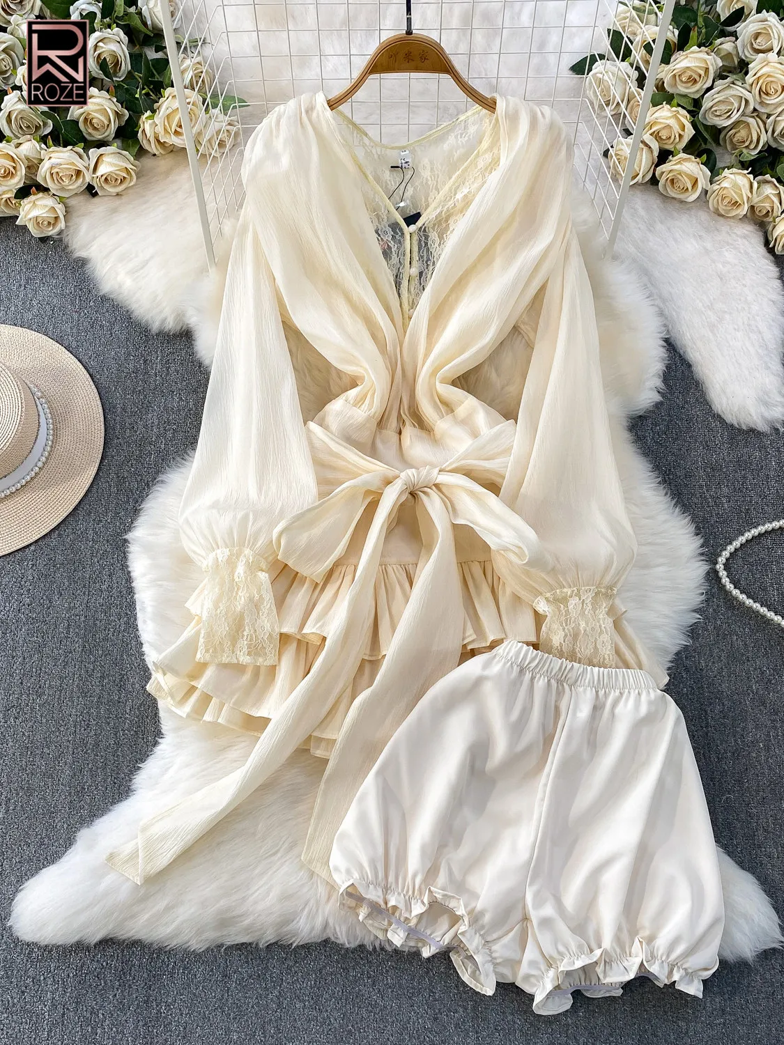 

Комплект из двух предметов: шифоновое платье с V-образным вырезом и кружевными вставками, мини-платье во французском стиле для свиданий, костюм для фотосессии на отдыхе