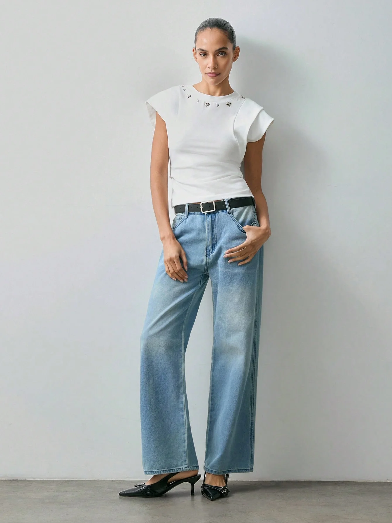 Women's white slim slim wide shoulder short pleated T-shirt is suitable for Valentine's Day party to shrink the waist and show a