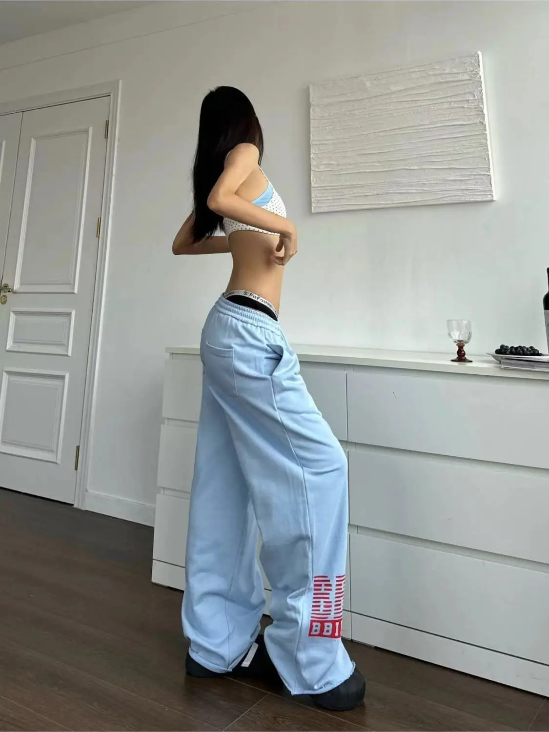 Рисунок 3 - Женские спортивные брюки с буквенным принтом