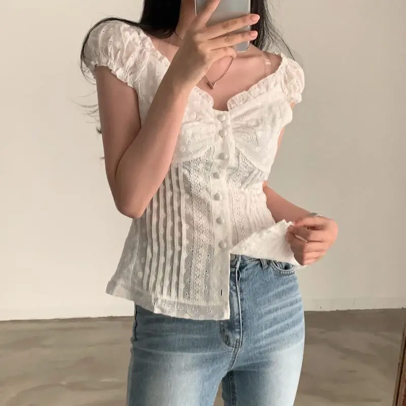 Blusa Fena de Chiffon Psada com Decote V e Detalhes em Renda, Estilo Vintage com Efeito Emaecedor, Manga Curta Bufan...