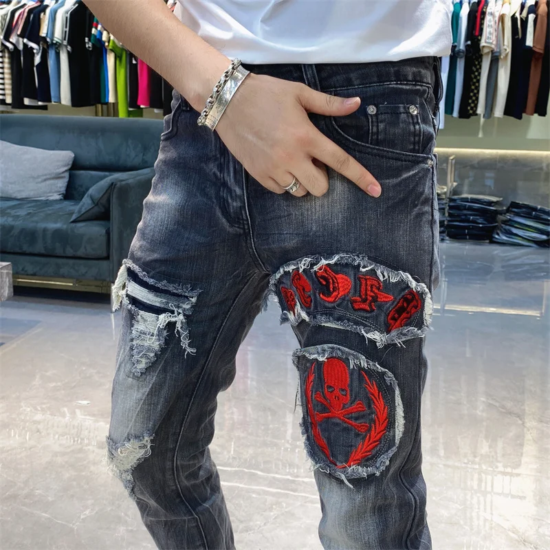 

2024 Ripped Jeans For Men Personality Skull Embroidered Jeans Male Flocking Self-cultivation Pant Jeans Homme Skinny Jeans Men