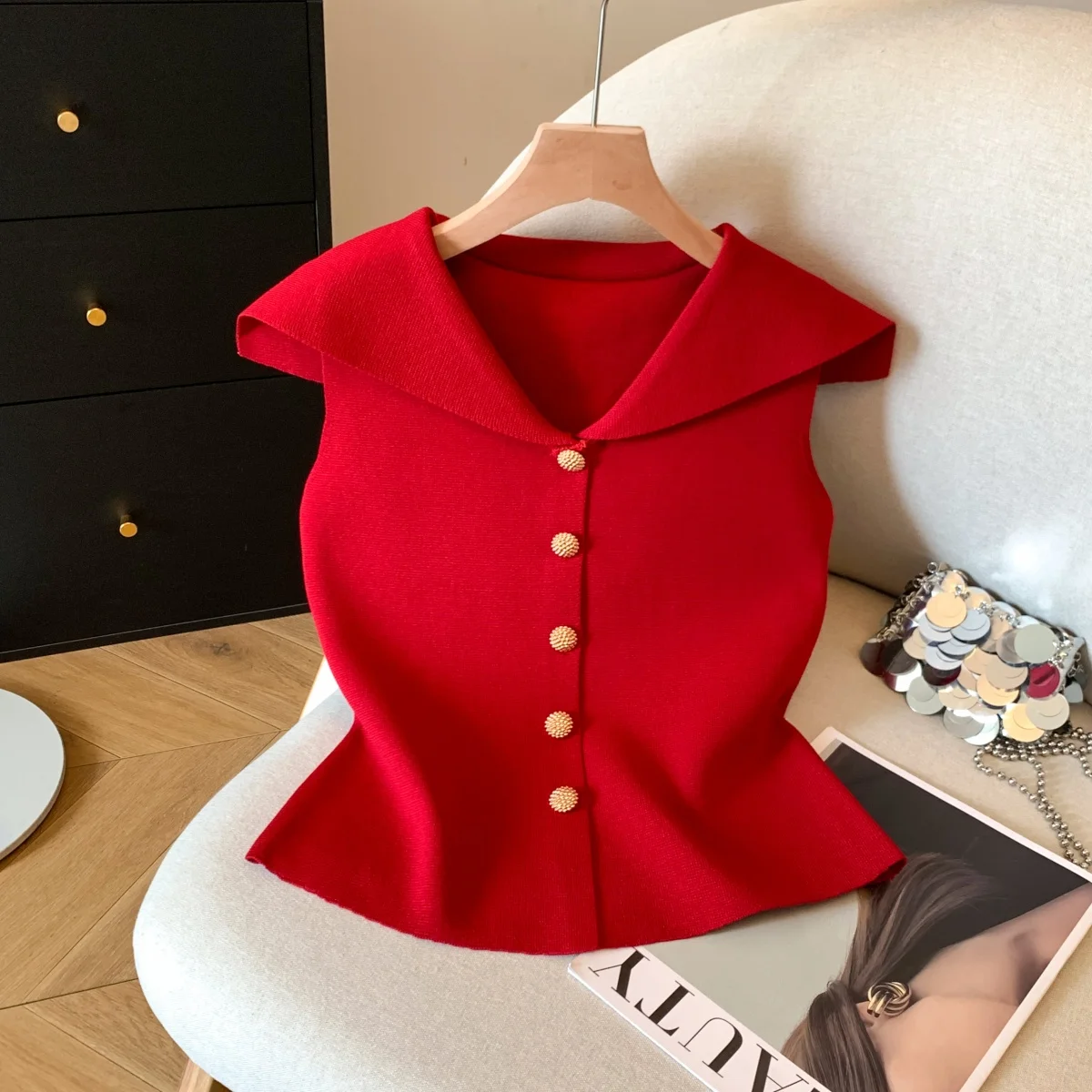 

Красный трикотажный жилет с темно-синим воротником, короткий, без рукавов, женский, летний, новый стиль, высокое качество, модный повседневный топ