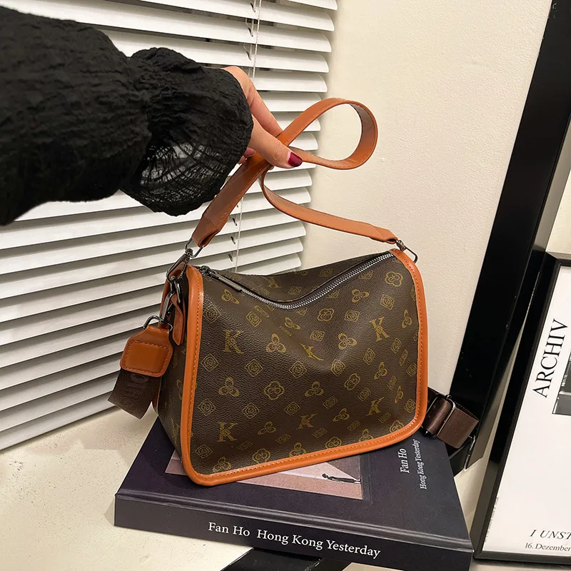 حقيبة كتف مونوغرام مستوحاة من المصمم للنساء 2025 محفظة كروس ريترو حامل هاتف متعدد الوظائف عصري  #3