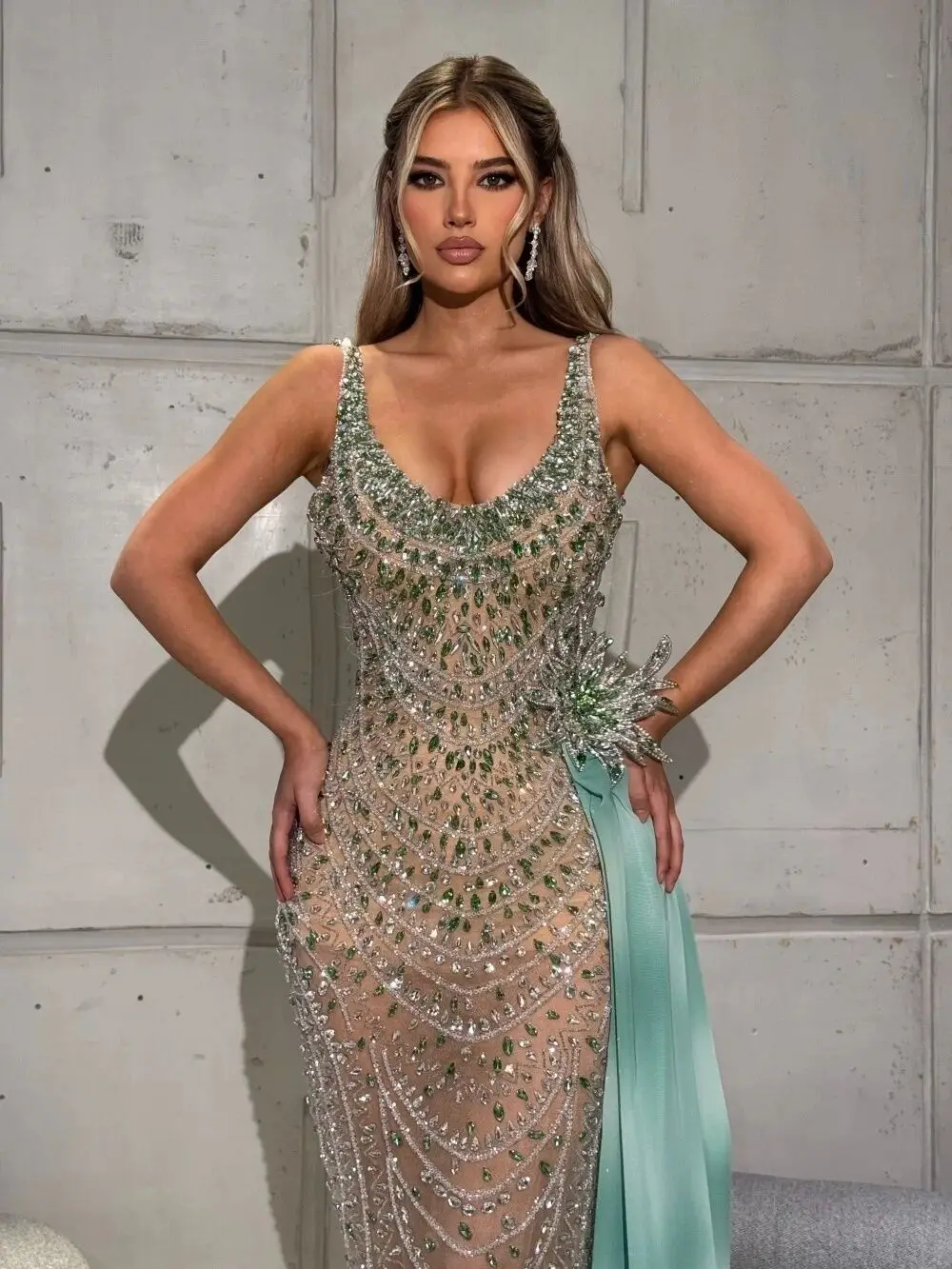 Robe de soirée élégante avec perles et strass, personnalisée, Sexy, sans manches, en cristal, dos nu, avec traîne latérale