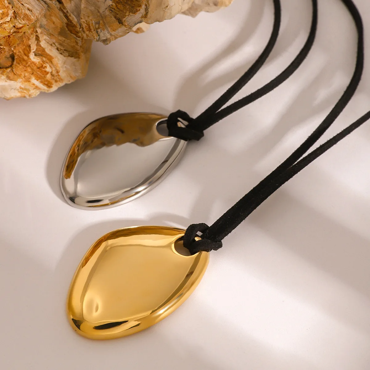 Niche Retro Hollowed Out Pendant Necklace Japanese and Korean Minimalist Fashion Leather Rope Adjustable Sweater Chain Accessory
