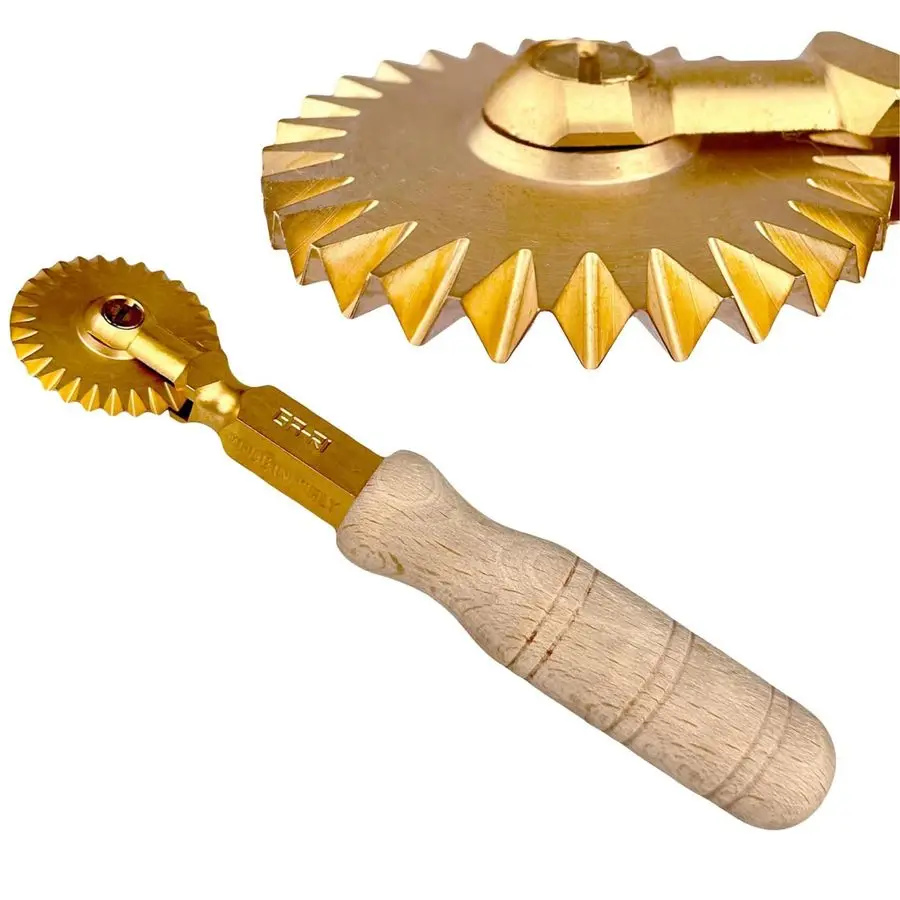 

Латунный рифленый нож для пасты и теста с ручкой из бука. Профессиональный инструмент для домашнего приготовления пасты, для равиоли. Качество, передаваемое из поколения в поколение.