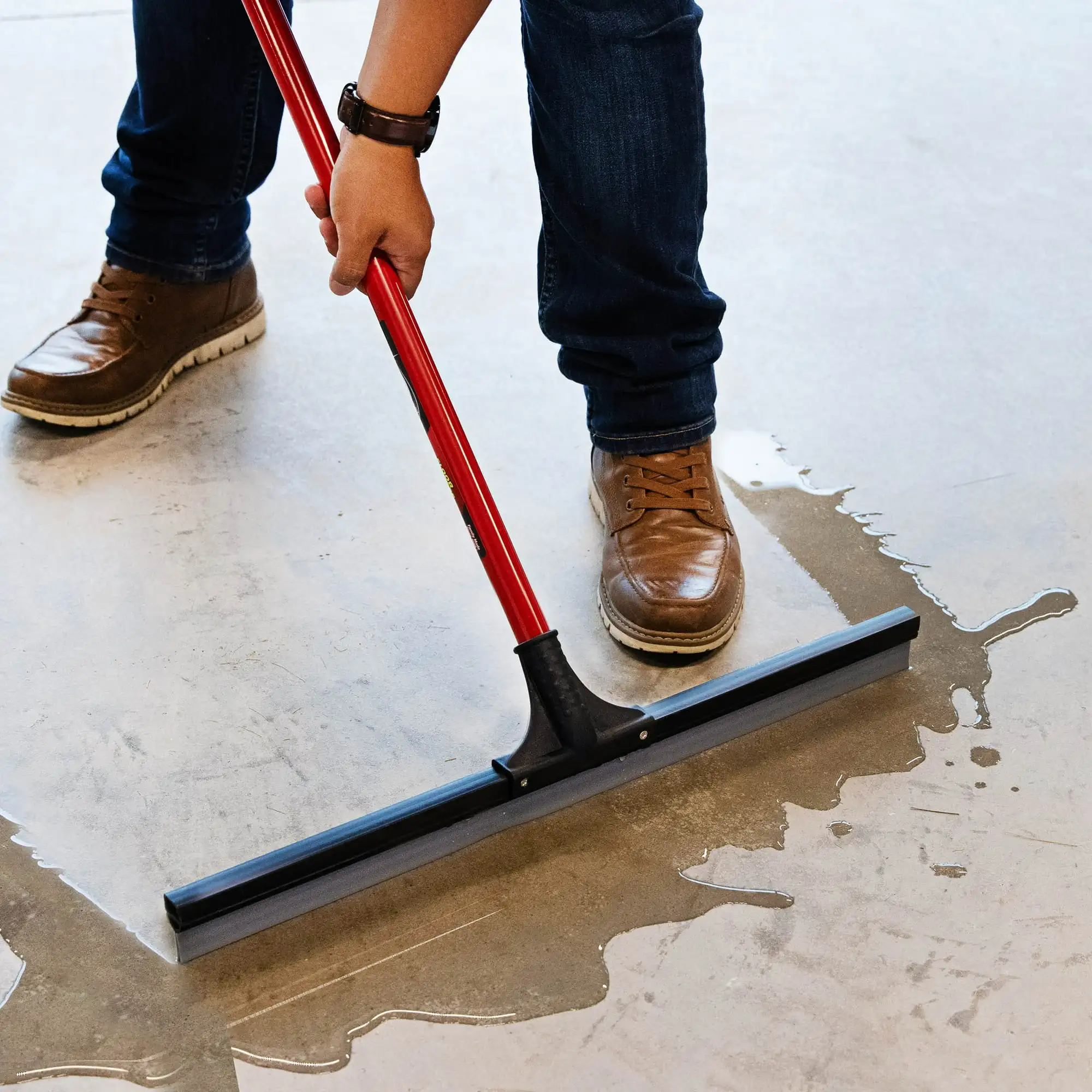 

Высокомощный коммерческий 24-дюймовый резиновый скребок для пола с гибким лезвием, красная стальная ручка