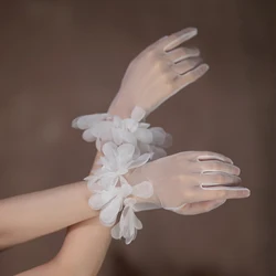 WG095 Wedding Bridal Gloves Soft Tulle Grape Flowers Ruffled Edge White Short Brides Bridesmaid Gloves for Women Prom Pageant