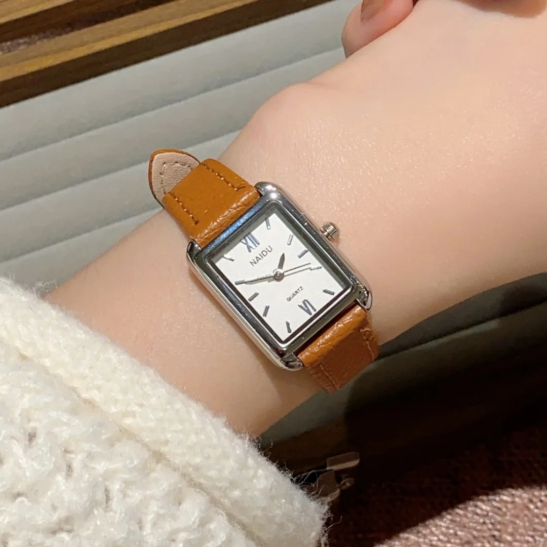 นาฬิกาควอตซ์หน้าปัดสี่เหลี่ยมสายหนังสำหรับผู้หญิง นาฬิกาข้อมือลำลองสำหรับผู้หญิง นาฬิกาข้อมือสุภาพสตรี relojes para damas นาฬิกาข้อมือสำหรับสาวๆ ของขวัญ