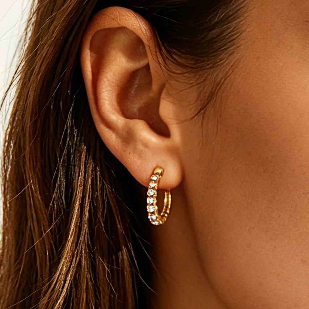 Zarte, winzige, runde Ohrringe mit Zirkonia für Damen, 18 Karat vergoldeter Edelstahl, geometrische Ohrringe, für Hochzeiten und Partys, ästhetischer Schmuck.