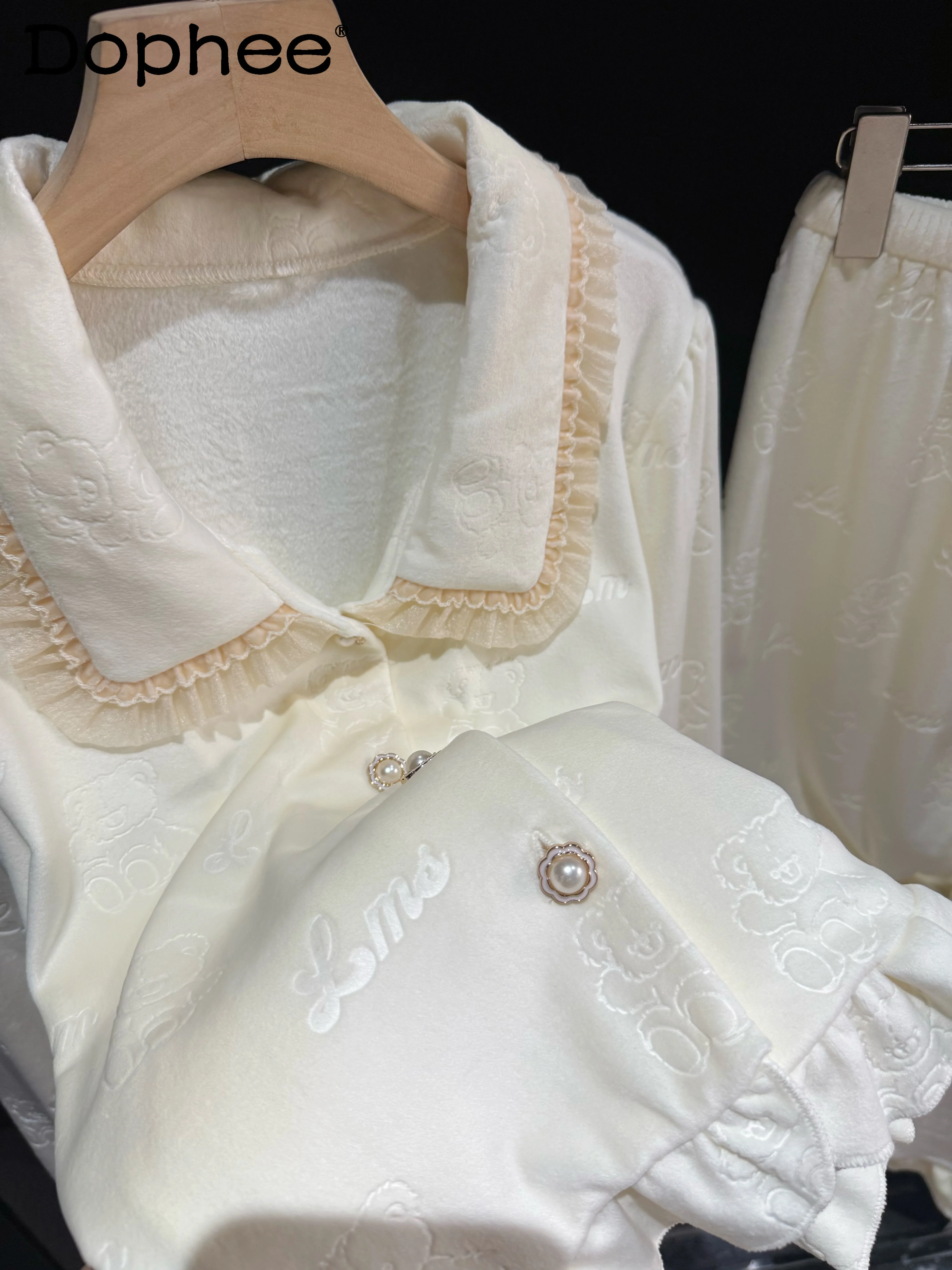 

2025 Новая тонкая бархатная пижама с длинными рукавами и лацканами для женщин, осенне-зимний милый и милый комплект домашней одежды для женщин