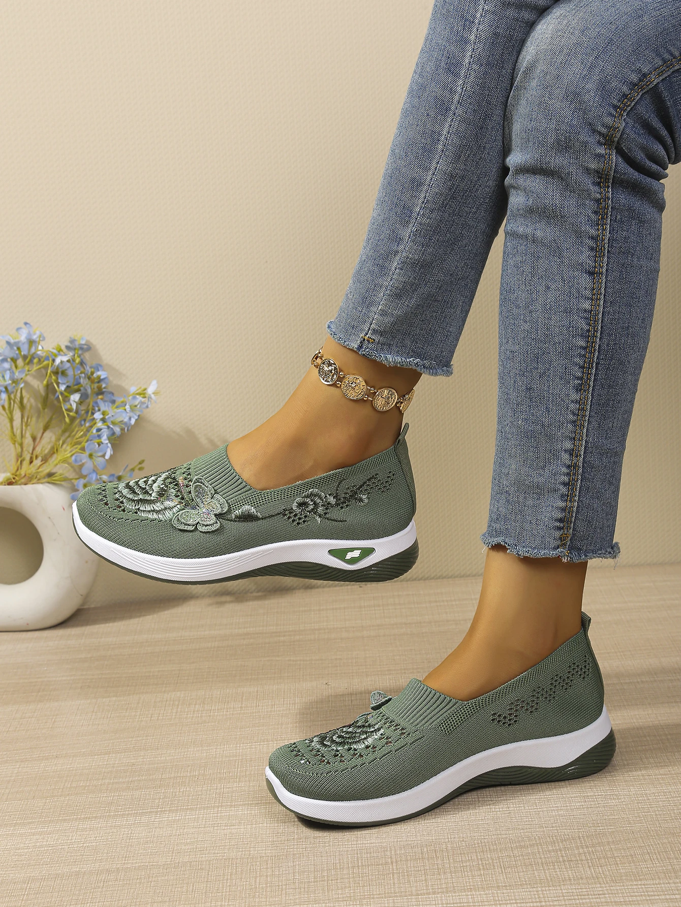 Weiche Damen-Sandalen mit geschlossener Zehenpartie, Blumenstickerei, hohles Netzgewebe, zum Hineinschlüpfen, Keilabsatz, ultraleicht, für den täglichen Spaziergang, Damenschuhe – Detail 21