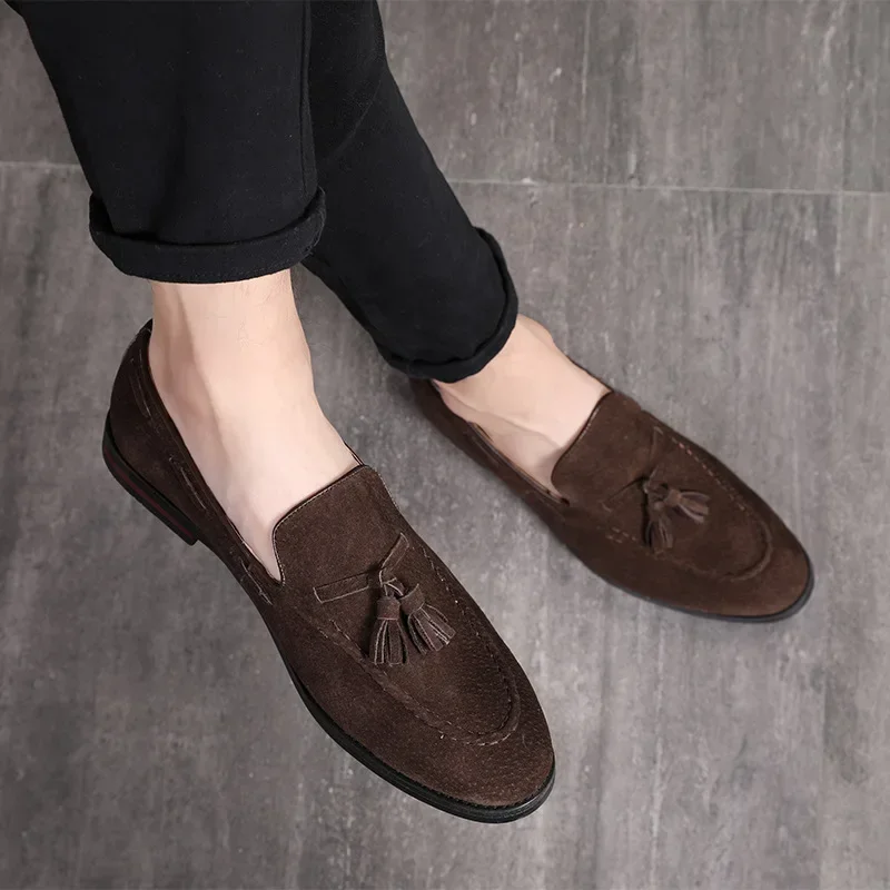 Wiosna Nowe Zamszowe Casualowe Buty Męskie Moda Tassel Slip on Loafers Męskie Skórzane Wygodne Solidne Płaskie Obuwie Plus Rozmiar 46 47