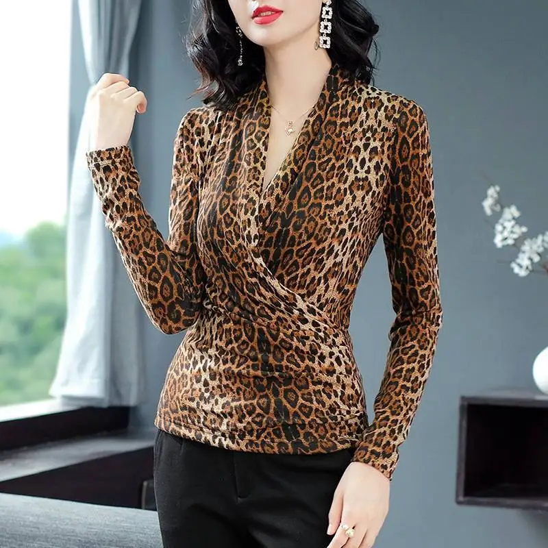 Elegante feminina com decote em v, blusa leopardo estampada, pulôver casual, camisa de senhora do escritório que combina com tudo, roupas novas, outono 2022