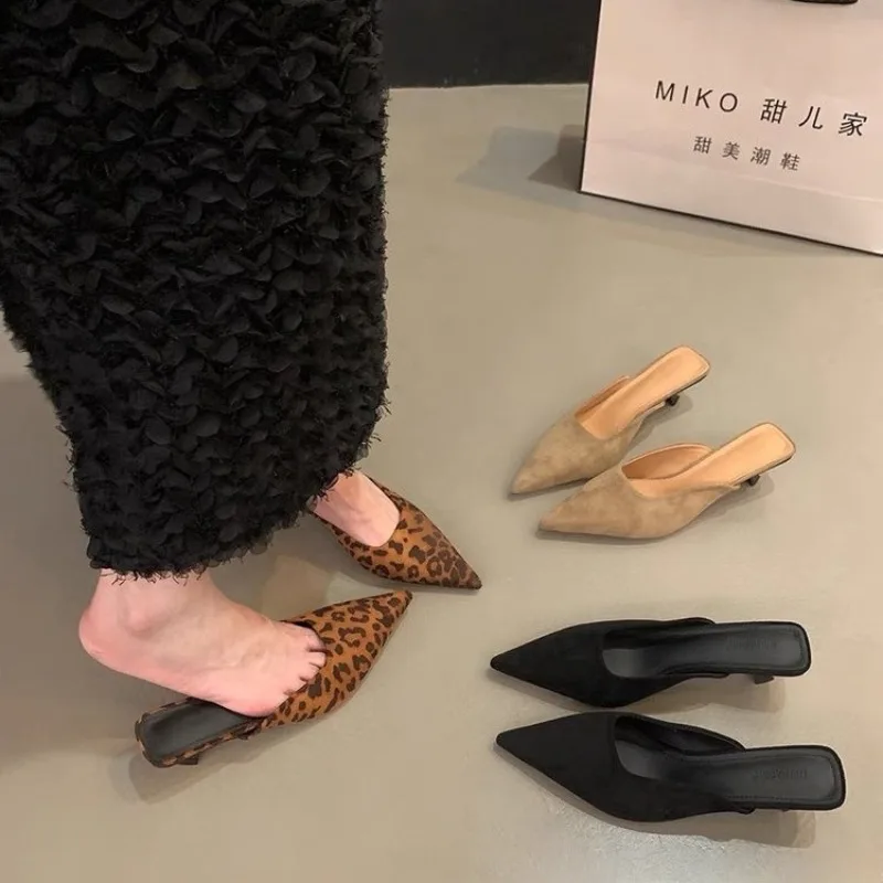 

2026 New Designer Pointed Toe Leopard Women Mules Slippers Fashion Shallow Slip on Shoes Casual Low Heel Ladies Slides Shoes