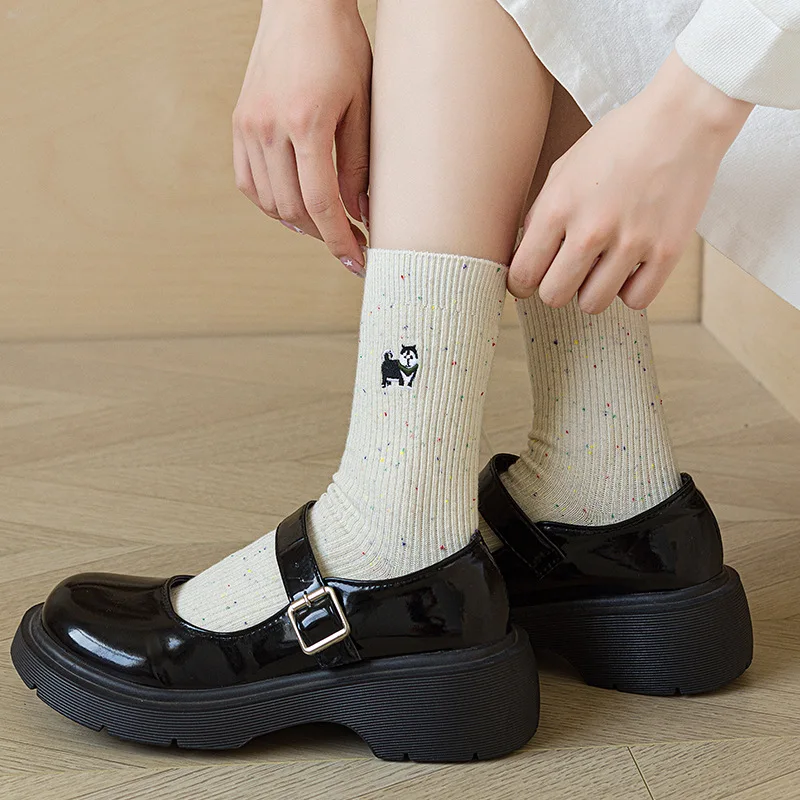 5 أزواج من الجوارب النسائية مجموعة جوارب قطنية يابانية مريحة تسمح بمرور الهواء عالية الجودة مطرزة برسوم كرتونية جوارب أنبوبية متوسطة كاواي