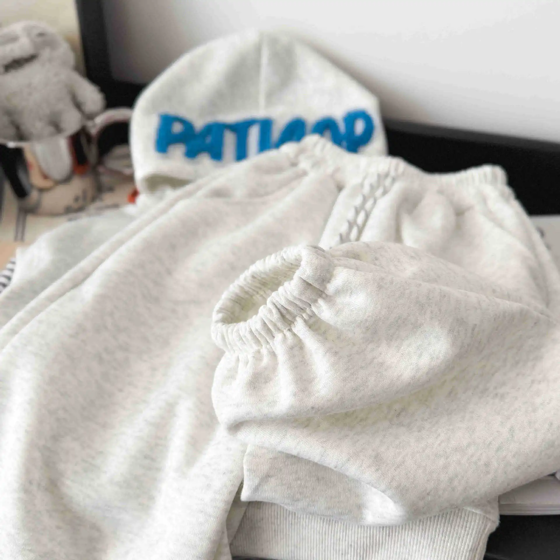 2026 Neue Herbst-Babykleidungssets für Jungen und Mädchen, niedliche Cartoon-Patch-Weste mit Kapuze + gestreiftes Langarm-Oberteil + Hose, 3-teiliges lässiges Kinder-Outfit – Detail 11