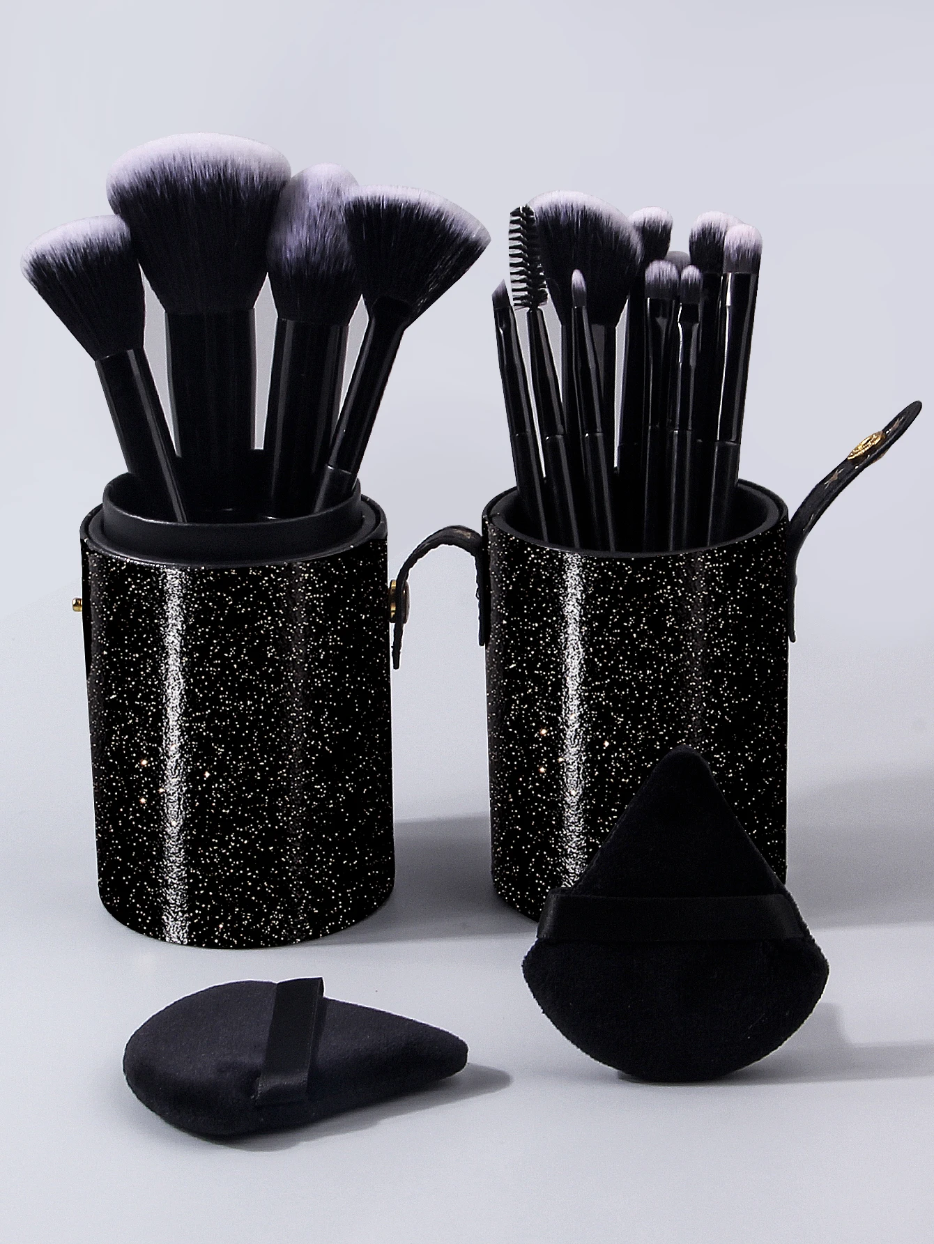 De 17-delige professionele make-upborstelset bevat een gezichtsborstelafdekking, een niet-klevende poederdons en een overdekte opbergemmer