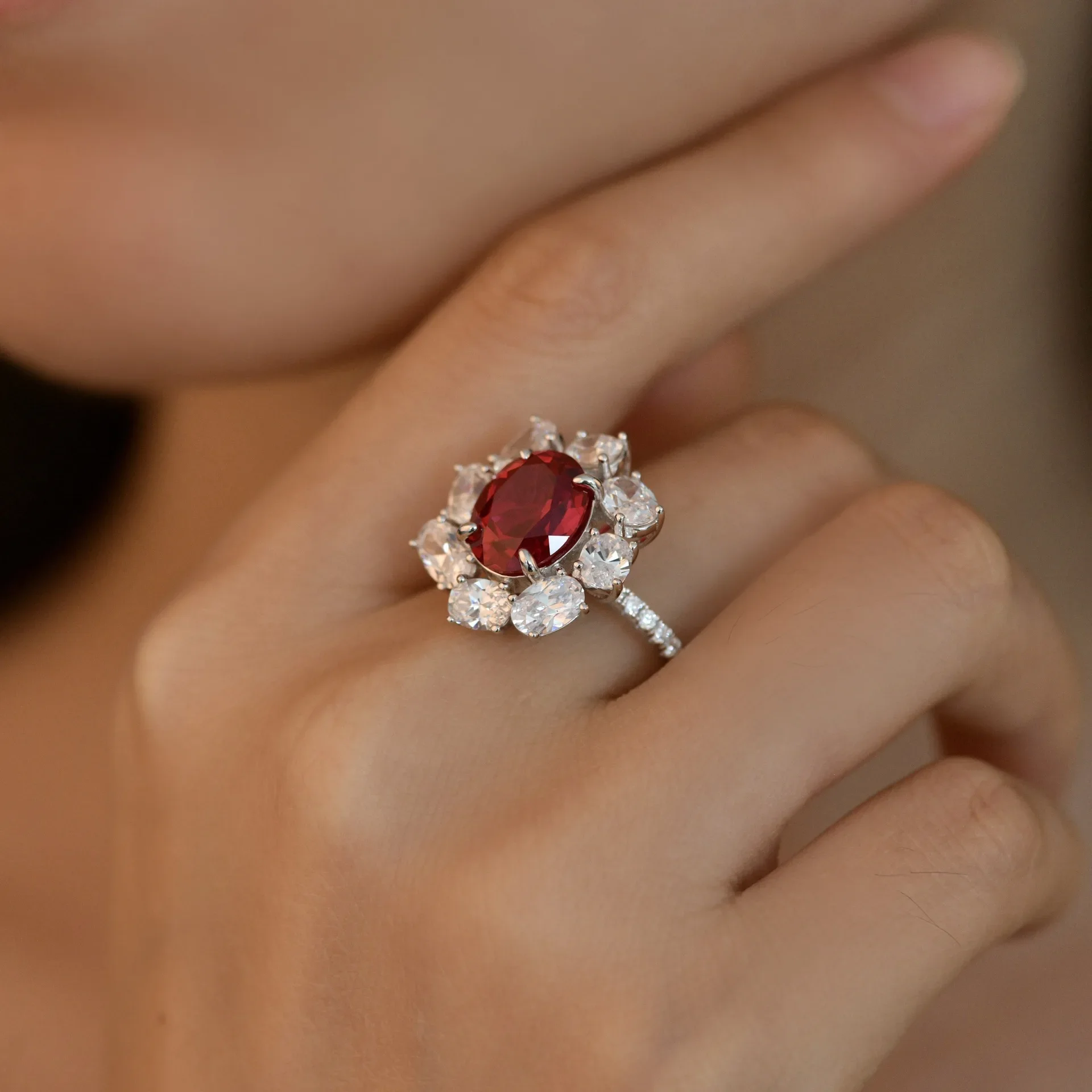 

2025 S925 Silver Cultivated Ruby 9 * 11 Egg shaped 4.5 Carat European and American Fashion OL Ring Wedding Jewelry