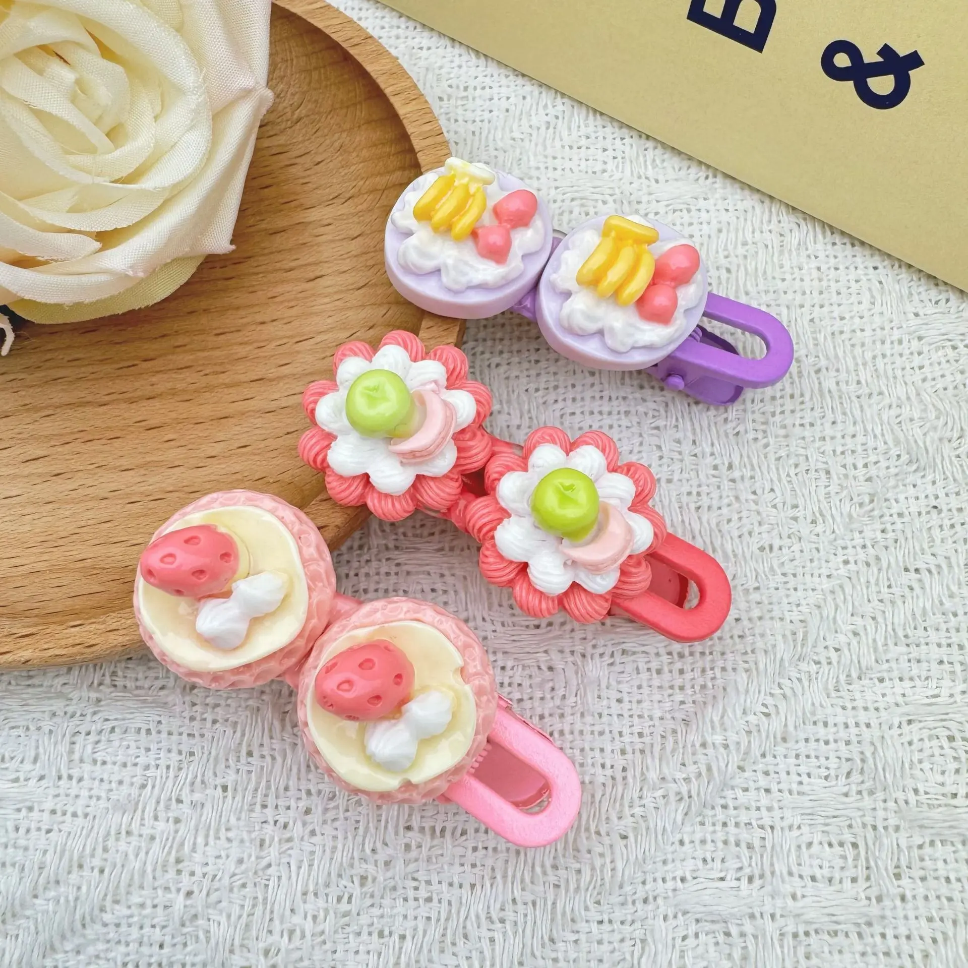 دبابيس شعر للأطفال قطعة واحدة بتصميم الطعام الحلو ومشابك الموز والفراولة والتفاح وقبضة غير قابلة للانزلاق لرياض الأطفال