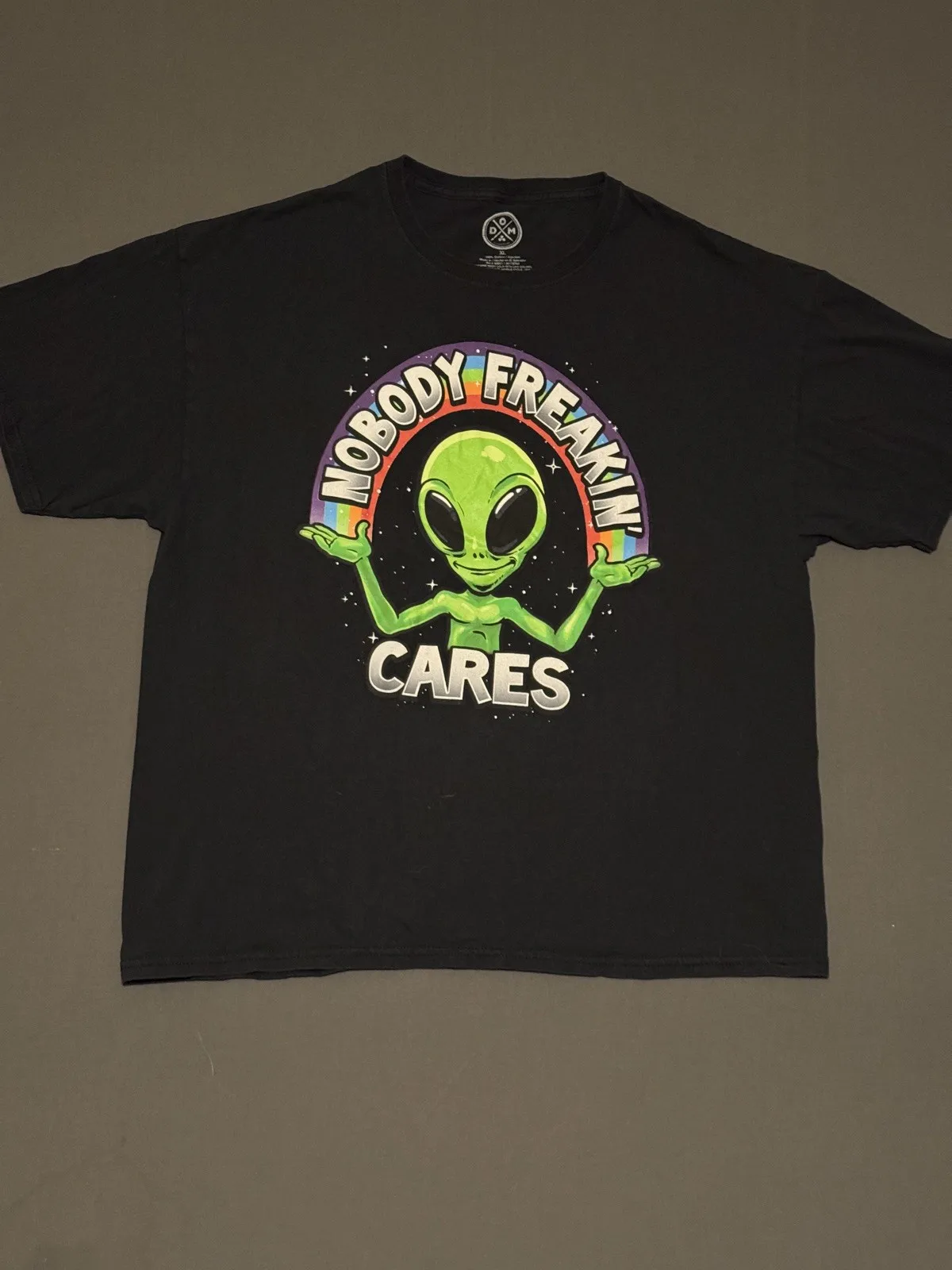 DOM Official Nobody Freakin' Cares Alien Herren-T-Shirt in Schwarz, Größe XL