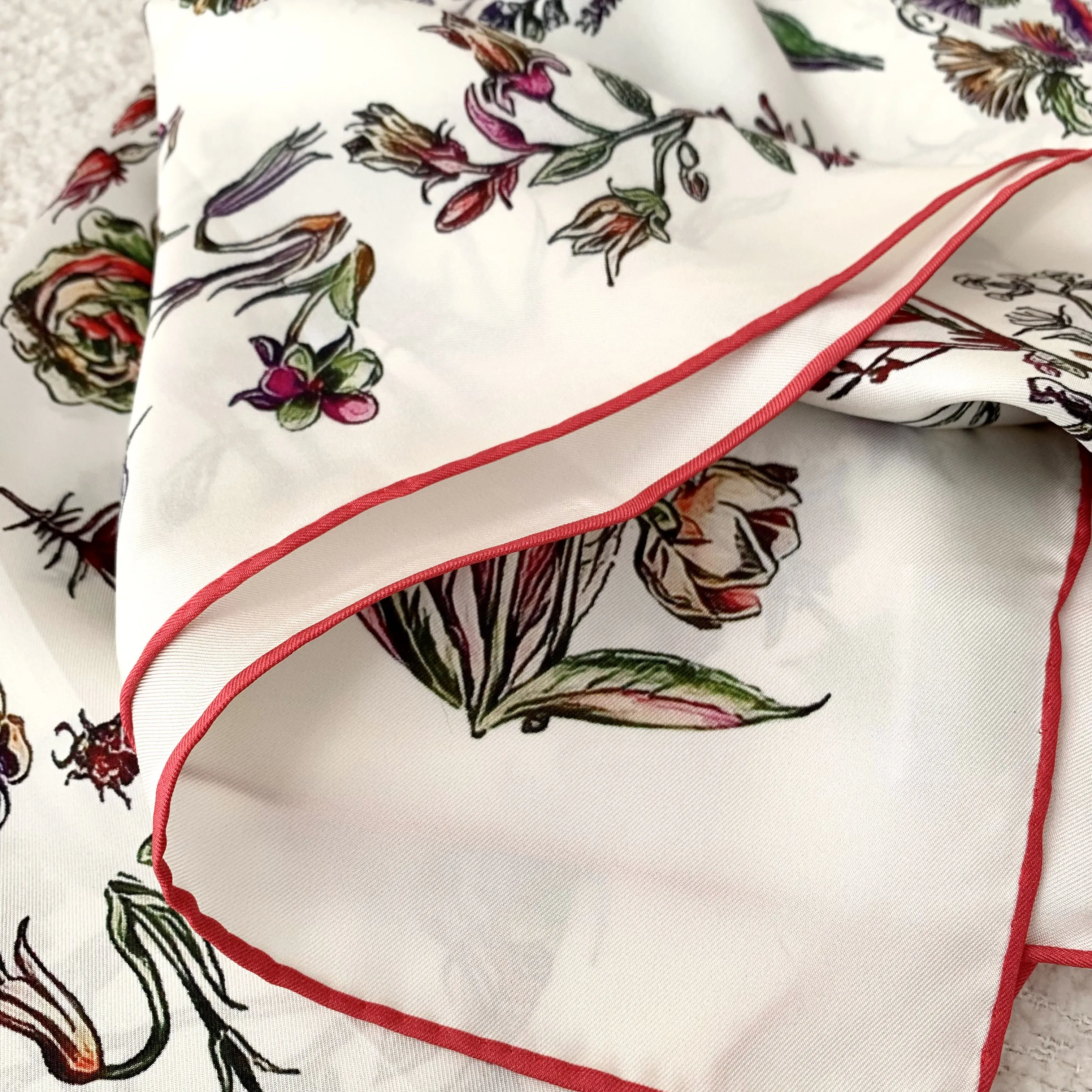 ผ้าพันคอไหมทวิลล์ 100% ลายดอกไม้หรูหราสำหรับผู้หญิง ผ้าคลุมศีรษะสำหรับตกแต่งที่ทันสมัยและใช้งานได้หลากหลาย ขอบม้วนด้วยมือ 90 ซม.