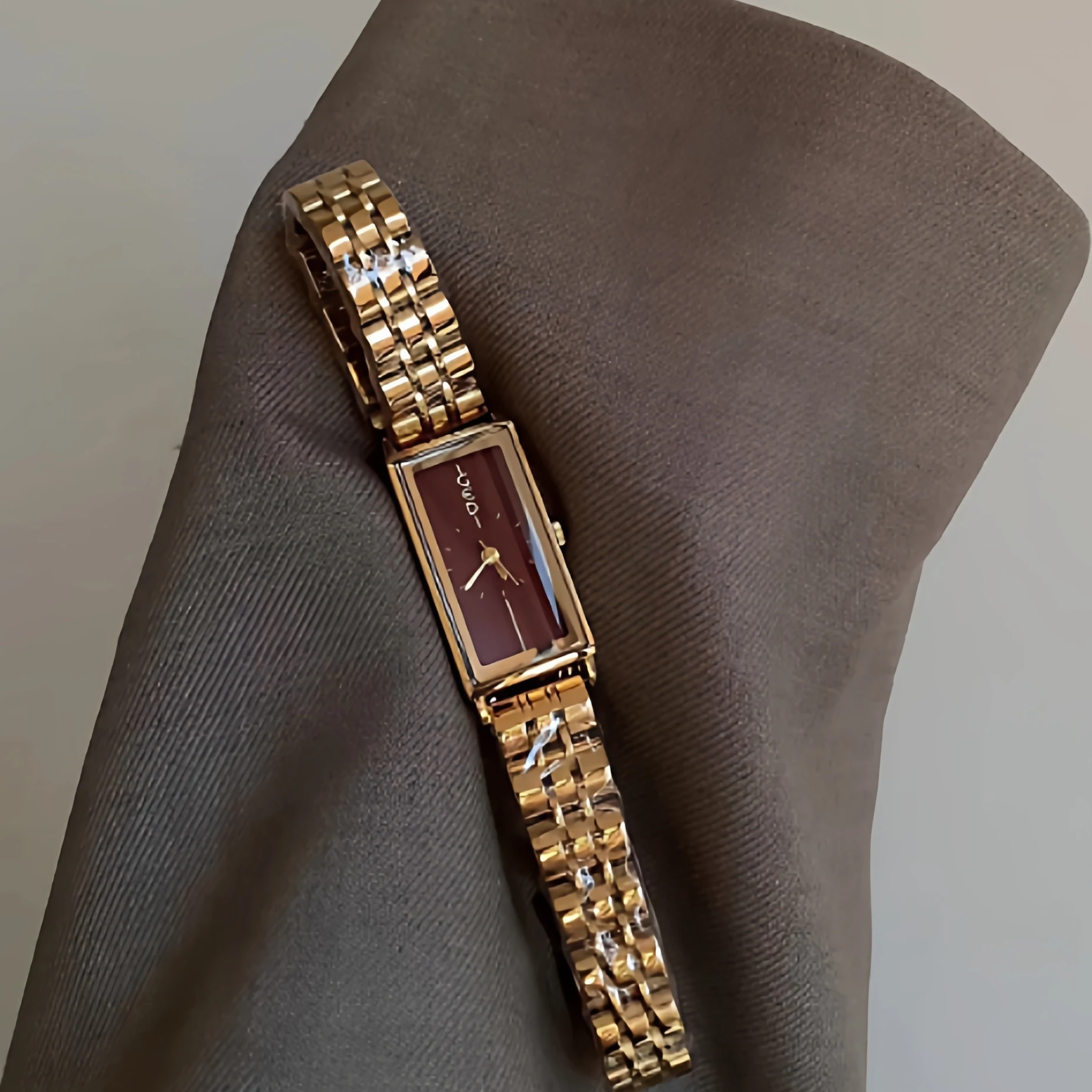 CILOA ساعة القرون الوسطى الحمراء الإناث الرجعية مزاجه مربع 2025 الاتجاه الجديد موضة العلامة التجارية حقيقية مقاوم للماء هدية ساعة كوارتز