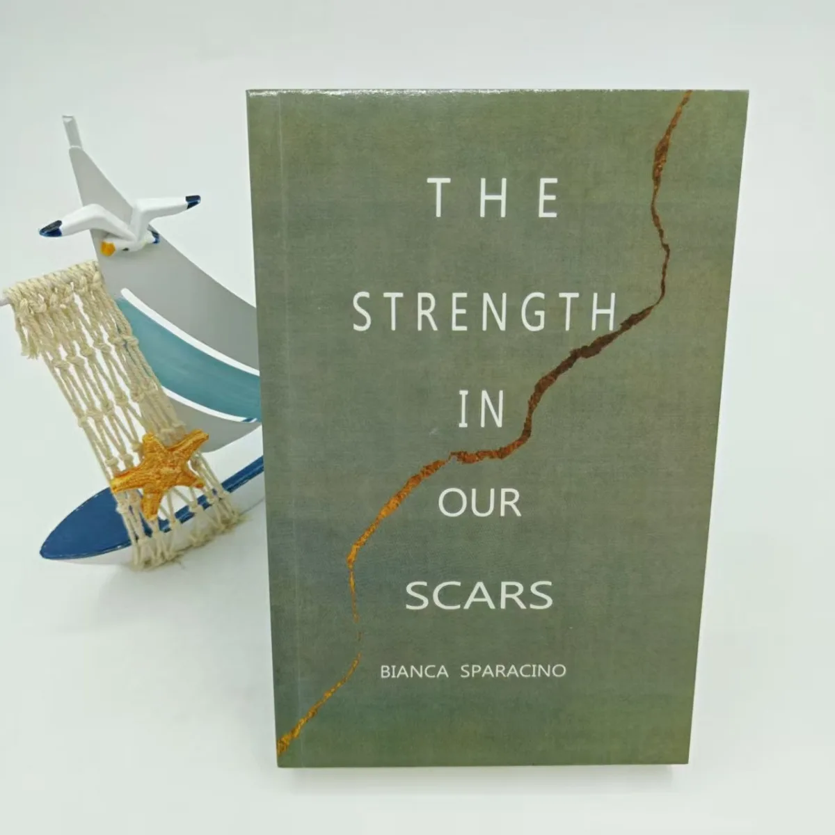 Siła naszych blizn autorstwa Bianca Sparacino |   Siła w bliznach: emocjonalny rozwój, refleksja własnościę ze sobą, angielska książka inspiracyjna