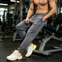 Pantalon de jogging léger et respirant en soie glacée pour homme, grande taille, avec poches zippées, extensible, idéal pour le quotidien, le sport et le fitness 3