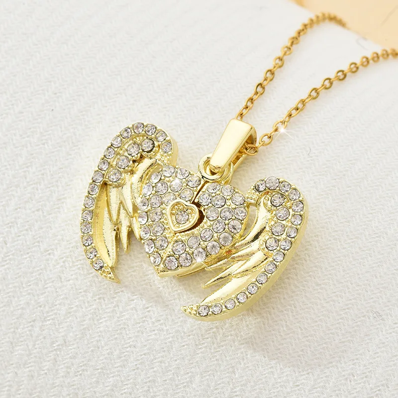 

She is a fashionable collarbone chain girl of "Wings of Love", and the pendant necklace of "Wings of Angel's Love" can be opened