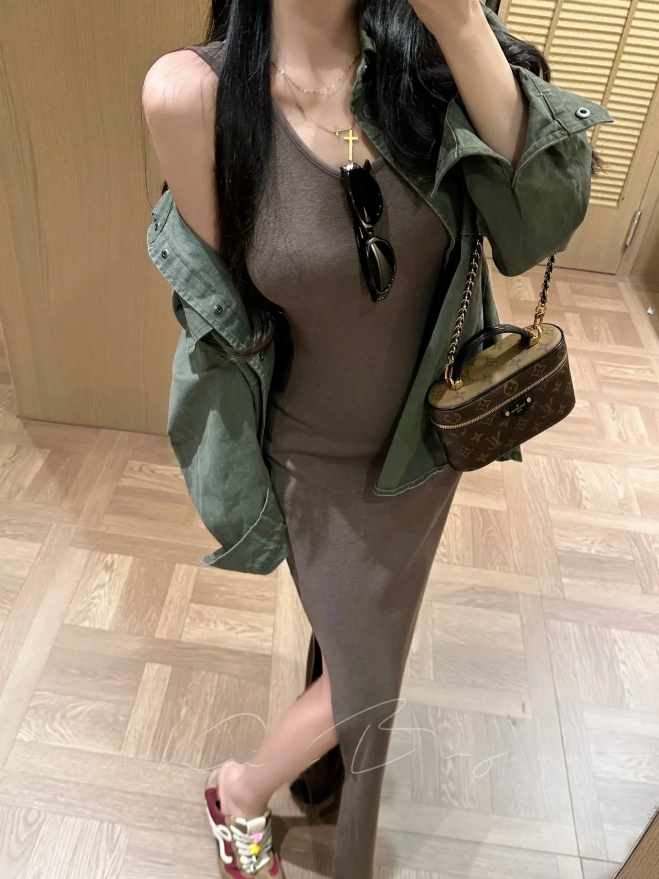 Conjunto de Dos Piezas para Mujer: Camisa Vaquera Verde Militar de Corte Holgado y Top de Tirantes Ajustado de Cintura Alta, Color Liso, Moda Primavera