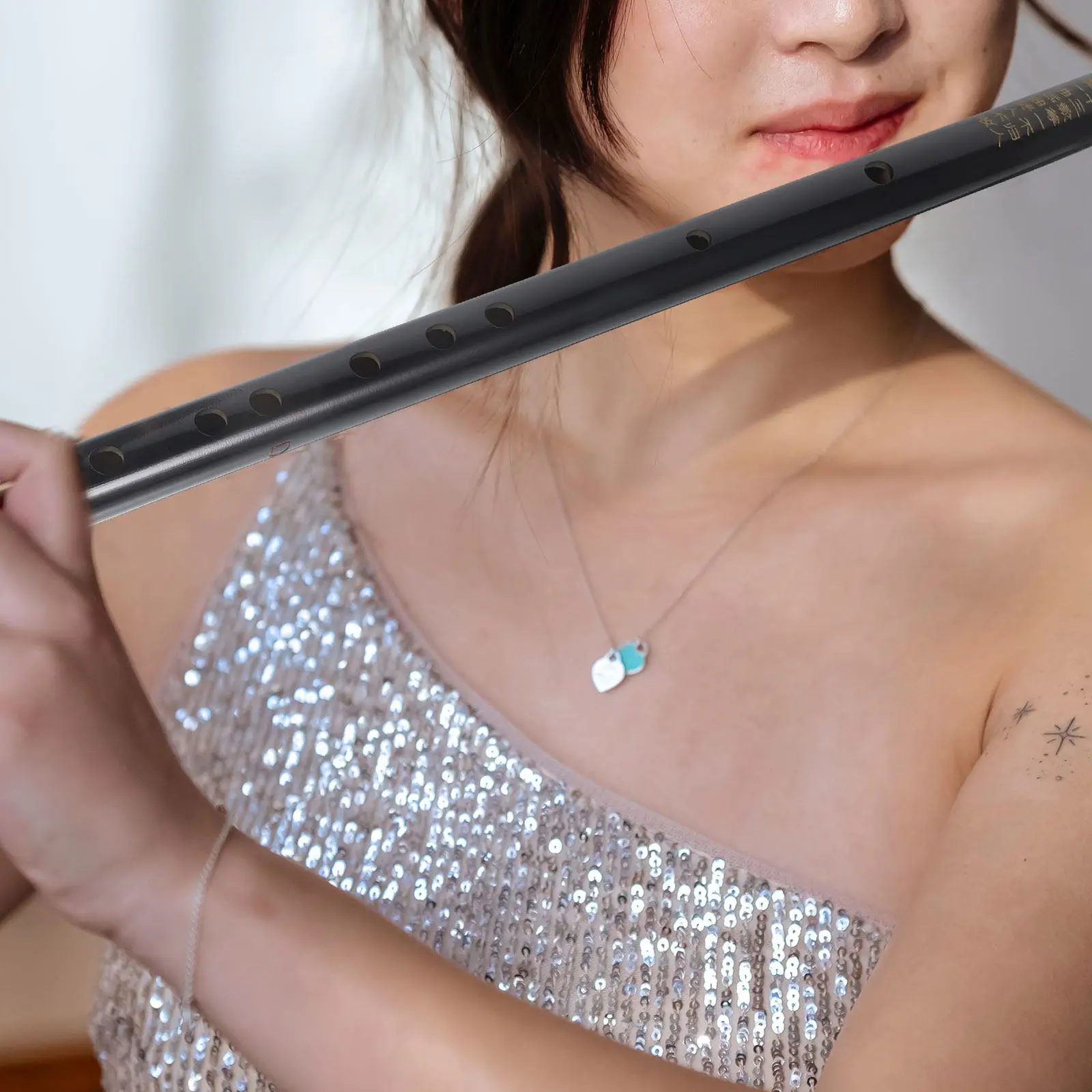 

Традиционная китайская флейта из черного бамбука с гравировкой и кисточкой, легкая, портативная, для начинающих, музыкальный инструмент для практики