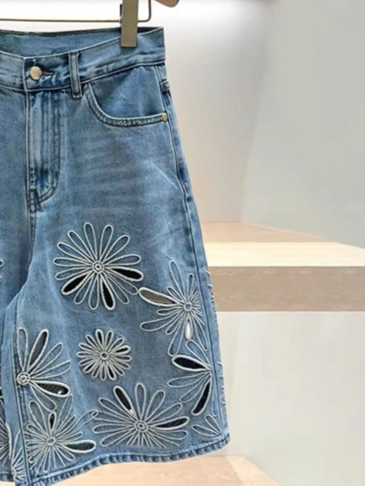 

Spring/Summer Women Embroidery Hollow Floral Hign Waist Denim Five-point Pants Pocket Loose Fashion Casual Midi Jeans