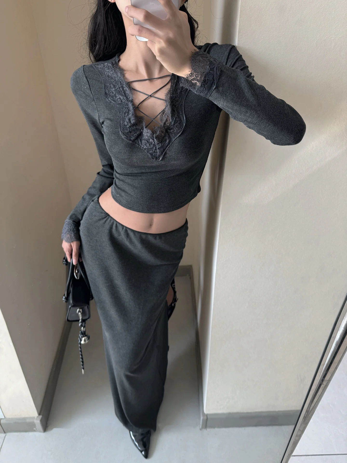 

Комплект из двух предметов: кружевная футболка с длинным рукавом в стиле Pure Desire и облегающее платье-миди с V-образным вырезом и юбкой-полусолнце. Весенняя мода.