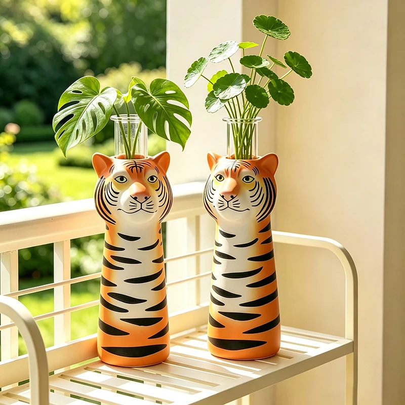 New Novelty Unique Hand Painted Matte Striped Tiger Head Resin Hydroponic Floral Vase Bedroom Desktop Table Decor Figurine