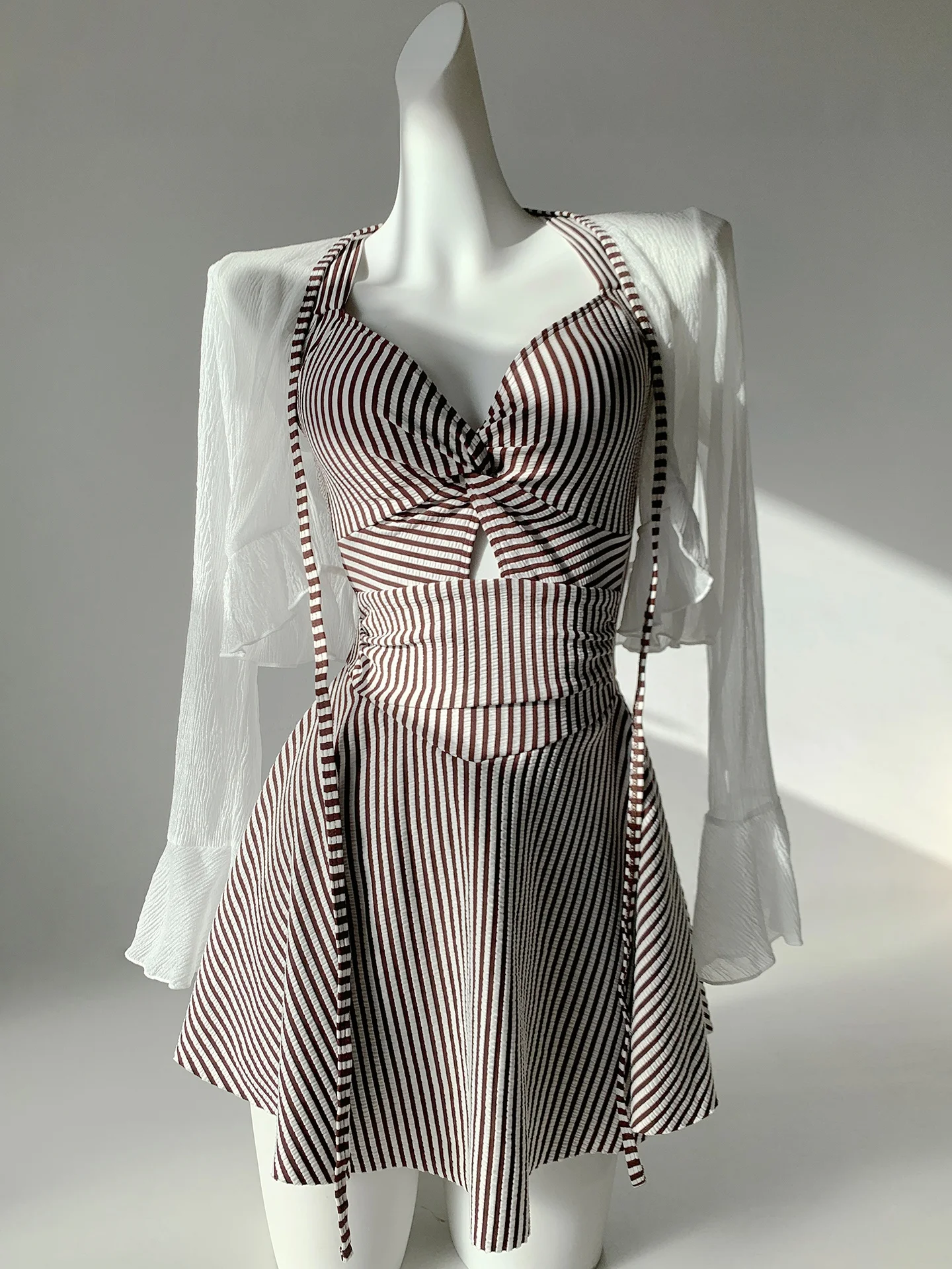 

Женский слитный купальник Dync Line White Slimming Coffee Stripe, новинка 2026 года, с V-образным вырезом и длинными рукавами, для фитнеса