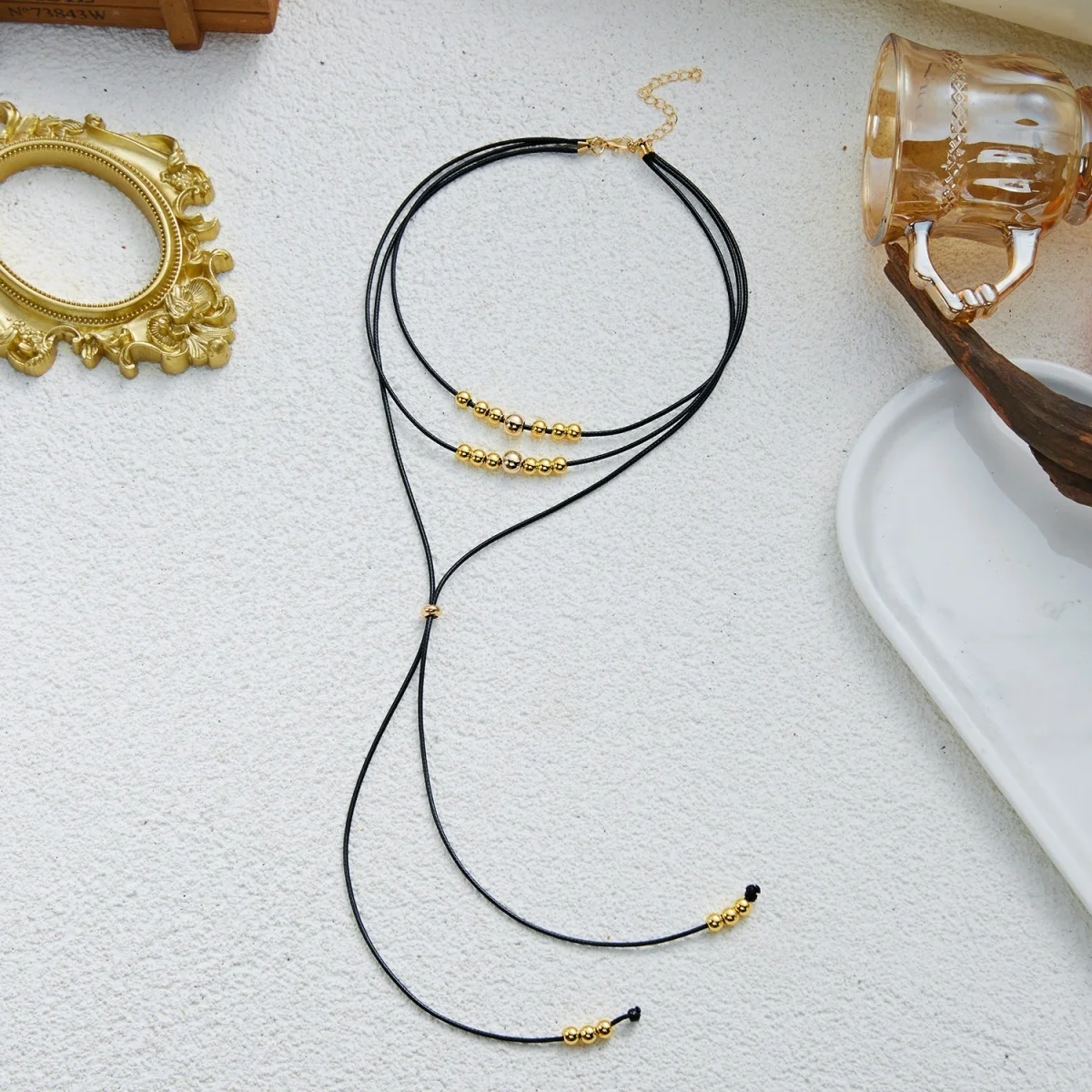 Vintage Minimalistische Gebogene Mehrschichtige Halskette für Damen und Herren, Schwarzes Lederband, Y-förmige Goldfarbene Perlen, Quasten-Choker-Schmuck – Detail 32