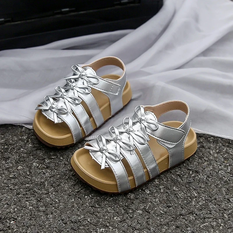 

2023 летние новые модные детские пляжные туфли принцессы в римском стиле для девочек, милые сандалии с мягкой подошвой и носком в виде бабочки